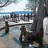 Distanz auch bei den Protagonisten des Lenkbrunnens und bei den Radlern an der Absperrung der Seepromenade.