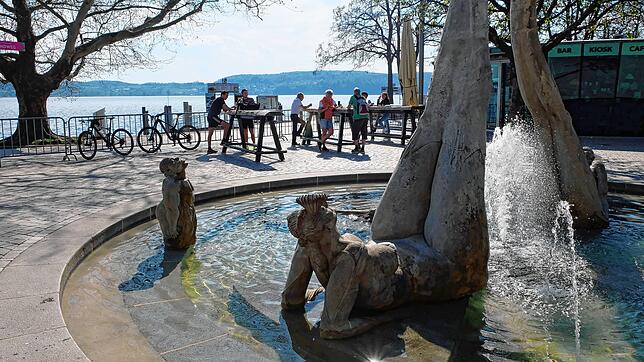 Distanz auch bei den Protagonisten des Lenkbrunnens und bei den Radlern an der Absperrung der Seepromenade.