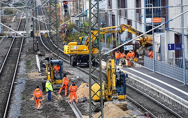 Anfang Dezember sind auf den Gleisen des Bahnhofs Petershausen noch schwere Maschinen im Einsatz.