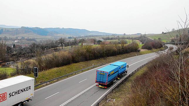 Die B 314 von Waldshut nach Singen führt über Blumberg, unser Bild von März 2021 zeigt die Umfahrung Fützen. Durch den Starkregen vom ...
