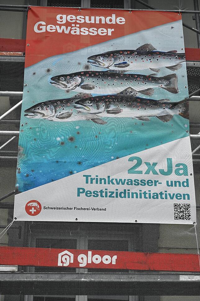 Ein Plakat des Schweizerischen Fischereiverbandes wirbt am Hafen von Schaffhausen für die Zustimmung zu den beiden Pestizid-Initiativen, ...