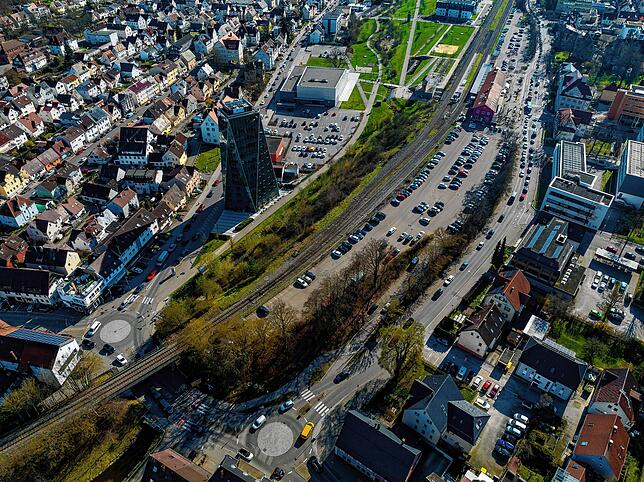 Staus auf beiden Seiten der Bahnstrecke. Diese Luftaufnahme macht die Verkehrsprobleme sehr schön deutlich.