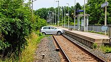 Um die Mittagszeit am Freitag, 14. Juli landet ein Auto auf den Bahngleisen in Allmendshofen. Der Ringzug kann wenige hundert Meter ...