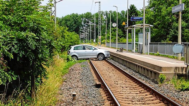 Um die Mittagszeit am Freitag, 14. Juli landet ein Auto auf den Bahngleisen in Allmendshofen. Der Ringzug kann wenige hundert Meter ...