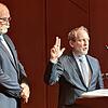 Der neue OB Simon Blümcke spricht den Amtseid, neben ihm der erste ehrenamtliche OB-Stellvertreter, Stadtrat Bruno Kramer.