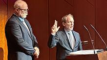 Der neue OB Simon Blümcke spricht den Amtseid, neben ihm der erste ehrenamtliche OB-Stellvertreter, Stadtrat Bruno Kramer.