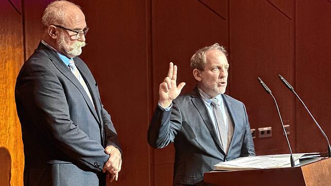 Der neue OB Simon Blümcke spricht den Amtseid, neben ihm der erste ehrenamtliche OB-Stellvertreter, Stadtrat Bruno Kramer.