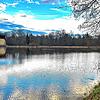 Idyllisches Bild, die Eiswiese bettet sich harmonisch in das Landschaftsbild vom Schlosspark ein.