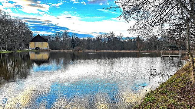 Idyllisches Bild, die Eiswiese bettet sich harmonisch in das Landschaftsbild vom Schlosspark ein.
