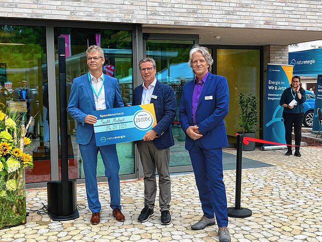 Einen Scheck über 20.000 € überreicht Thomas Müller, ( Geschäftsleitung Naturenergie) an Markus Böhm ( Vorstand Altenheim e.V) und ...