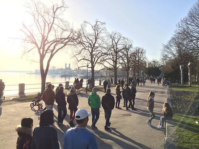 Sobald das Wetter mal gut ist, gibt es gegen Winterblues eine Devise: raus gehen, spazieren gehen. So wie hier an der Uferpromenade in ...