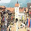 330 Meter lang war die auf der Kaiserstraße von Tor zu Tor reichende Frühschoppentafel zur Einweihung der Waldshuter Fußgängerzone am ...