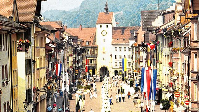330 Meter lang war die auf der Kaiserstraße von Tor zu Tor reichende Frühschoppentafel zur Einweihung der Waldshuter Fußgängerzone am ...