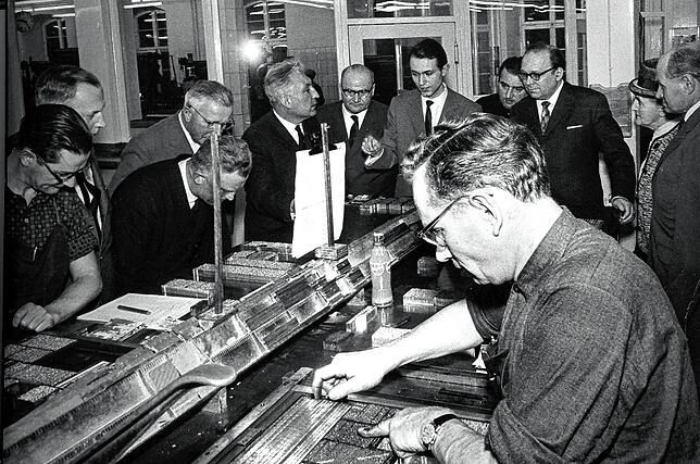 Betriebsbesichtigung in den 60er-Jahren: Besucher beobachten den Umbruch der Zeitungsseiten.