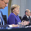 18.11.2021, Berlin: Hendrik Wüst (CDU, l-r), Ministerpräsident von Nordrhein-Westfalen, die geschäftsführende Bundeskanzlerin Angela ...