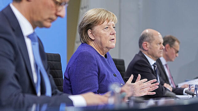Hendrik Wüst (CDU, l-r), Ministerpräsident von Nordrhein-Westfalen, die geschäftsführende Bundeskanzlerin Angela Merkel (CDU), Olaf ...