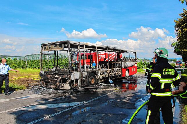 Nur noch ein Gerippe ist übrig: Die zehn Kinder und der Busfahrer konnten den Bus noch verlassen, kurz bevor er komplett in Flammen aufging.