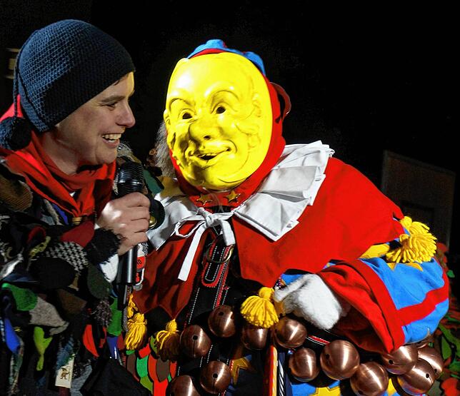 Viele Fragen: Christiane Maier und eine Figur des Kübelesmarkts. Bild: Freudig