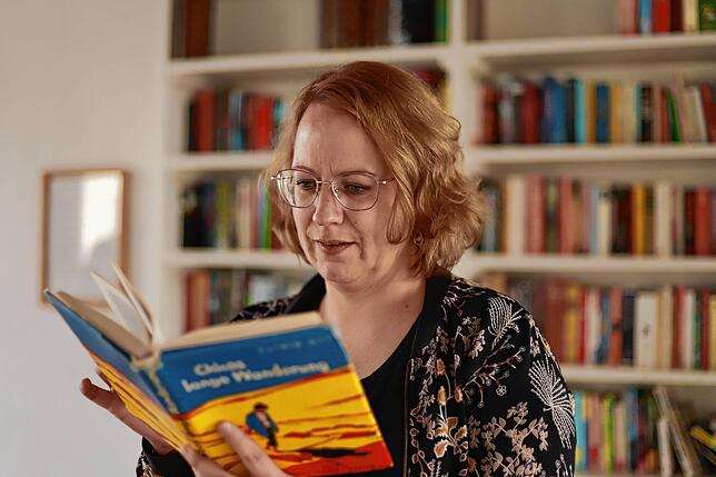 Silja Wiedeking vor einem öffentlichen Bücherregal in Bad Saulgau, wo wir sie für das Interview getroffen haben.