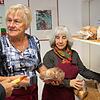 Gisela Heise aus Berau (links) und Benedetta Müller-Meier aus Waldshut arbeiten gern im Tafelladen. Unter den Ehrenamtlichen sind im ...