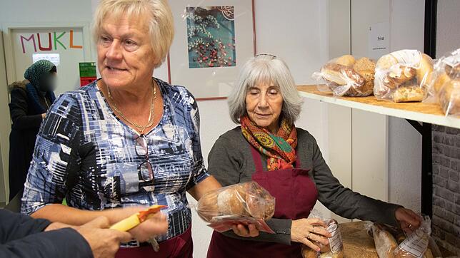 Gisela Heise aus Berau (links) und Benedetta Müller-Meier aus Waldshut arbeiten gern im Tafelladen. Unter den Ehrenamtlichen sind im ...