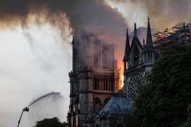 Bild 15: Notre-Dame in Flammen: Bewegende Bilder aus Paris