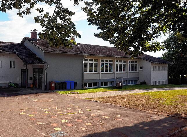 Auch hier sieht Aichen Handlungsbedarf: Der Schulhof soll saniert werden, die daneben liegende Wiese eine Drainage bekommen und in der ...