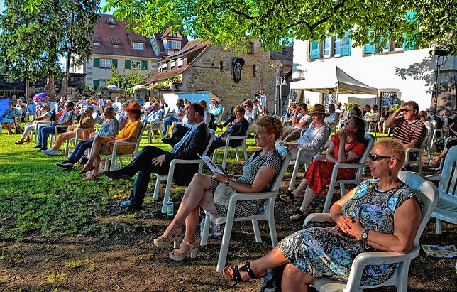 Die Premiere im Museumsgarten bei herrlichem Wetter und bester Aussicht genießt das Publikum sichtlich.