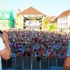 Jens Neumann (links) und Dieter Bös, die Veranstalter des Markdorf Open Air, begrüßen im Juli 2019 das Publikum beim Status-Quo-Konzert ...