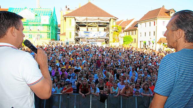 Jens Neumann (links) und Dieter Bös, die Veranstalter des Markdorf Open Air, begrüßen im Juli 2019 das Publikum beim Status-Quo-Konzert ...