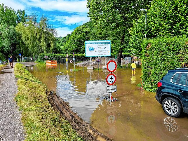 Die Zufahrt zum Waldshuter Freibad steht am Freitag, 16. Juli, unter Wasser.