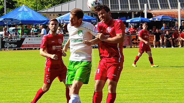 Hier treffen sich Tobias Wild von der DJK (links) und Erik Raab vom FC Königsfeld während des Pokalspiels zum Kopfballduell. Am Sonntag ...