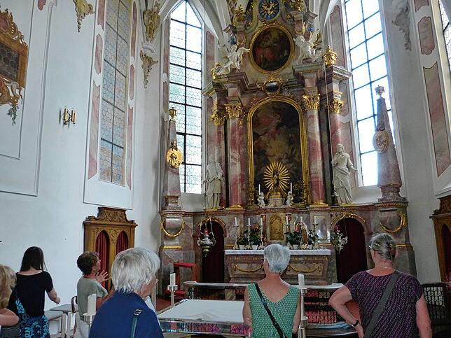 Der Altar in Maria Schray ist ein echter Anziehungspunkt. Da, wo links ein Kirchenfenster aufgemalt ist, da war einmal ein echtes ...