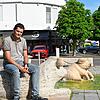 Daniel Hartmann (38) auf dem Marktplatz in Unterlauchringen. Im Hintergrund das für Lauchringen bedeutende Bekleidungsgeschäft Banholzer ...