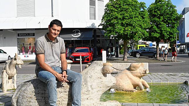 Daniel Hartmann (38) auf dem Marktplatz in Unterlauchringen. Im Hintergrund das für Lauchringen bedeutende Bekleidungsgeschäft Banholzer ...