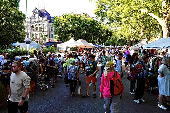 Bild 23: Mega Flohmarkt in Konstanz und Kreuzlingen: die ersten Besucher schlendern über die Verkaufsflächen