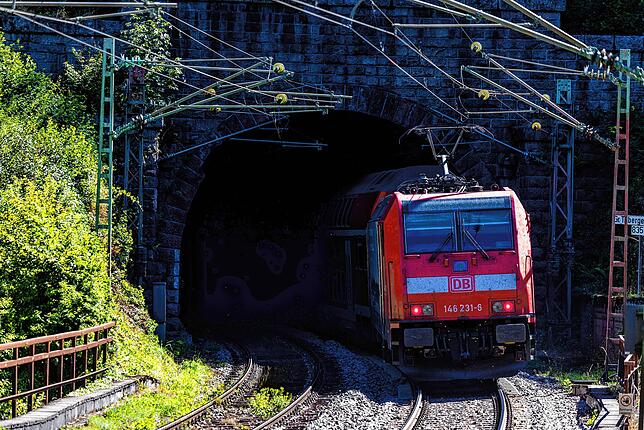 Eine Lok der Deutschen Bahn auf der Schwarzwaldbahn nahe Triberg. Die Bergstrecke zwischen Sankt Georgen und Hausach wird derzeit nicht ...