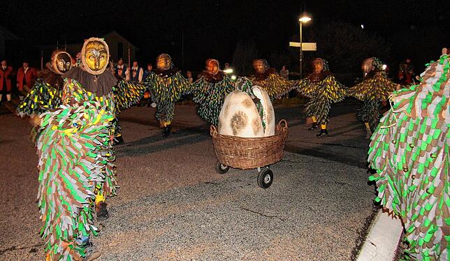 Mit dem Tanz um den Eulenbrunnen wurde die Fasnet im Meßkircher Ortsteil Rohrdorf eröffnet.