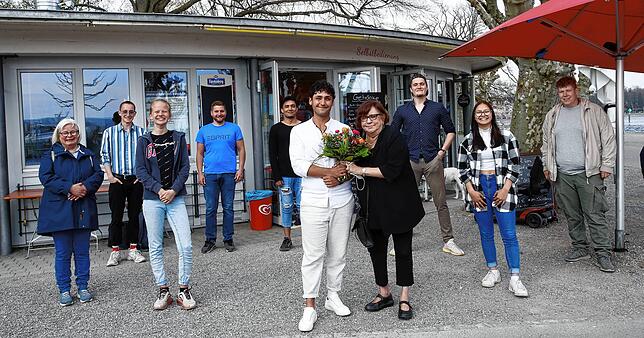 (Archivbild) Ihr damaliges Team gratulierte im Jahr 2021 zum 30-jährigen Bestehen ihres Pavillons am See im Stadtgarten.