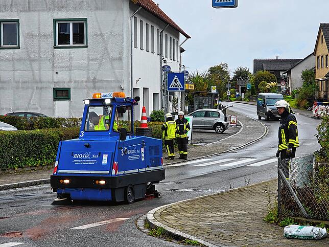 In der Hindenburgstraße in Mönchweiler beseitigt am späten Freitagnachmittag eine Spezialmaschine eine breite Ölspur. Die Straße ist ...