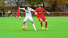 Der FC Pfaffenweiler (Adrian Scholemann, rechts) und der FC Überlingen (Marc Kuczkowski) trennen sich nach dem späten Überlinger ...