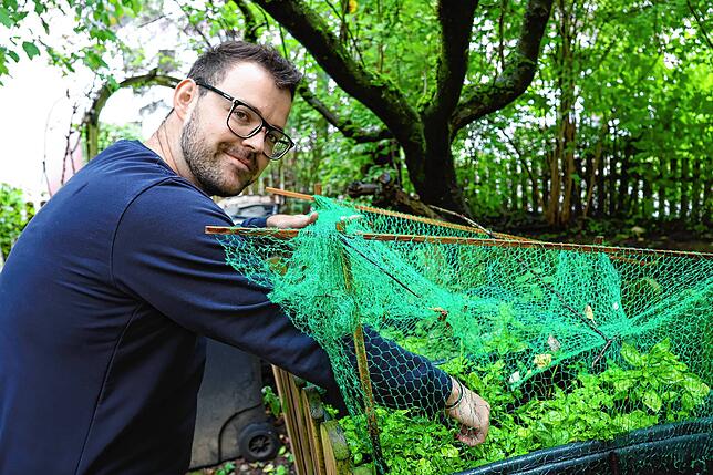 Als Naturpädagoge ist Silviu Heitz viel mit den Jugendlichen draußen. Den Garten haben die Schüler selbst angelegt.