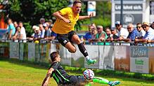 Nicht aufzuhalten war der FC Öhningen-Gaienhofen (Maik Hoffbauer, oben), der den FC Steißlingen (Tomas Vera Brassel) auch in der Höhe ...