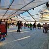 Bald wird die Eisbahn in Überlingen am Landungsplatz, wie hier im Jahr 2019, wieder voller Schlittschuhläufer sein. Die Läufer müssen ...