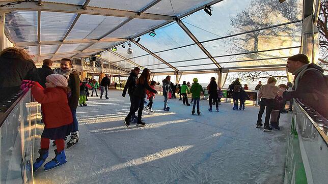 Bald wird die Eisbahn in Überlingen am Landungsplatz, wie hier im Jahr 2019, wieder voller Schlittschuhläufer sein. Die Läufer müssen ...