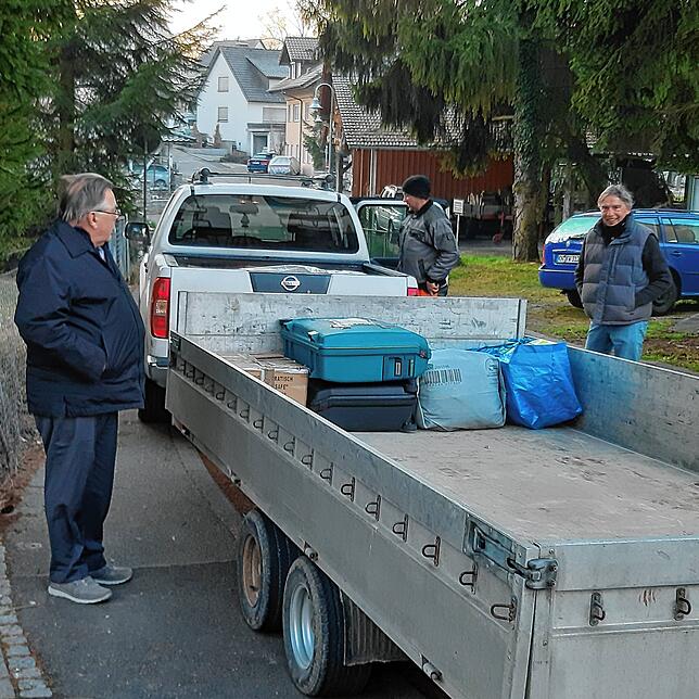 Viktor Krieger (links), Waldemar Krieger (Mitte) und Michael Wunsch (rechts) beladen am Mittwoch einen Anhänger, um ihn von Allensbach ...