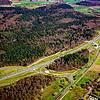 Hier wird bald Strom erzeugt: Der Lärmschutzwall südlich der B33 zwischen Markelfingen und Allensbach (auf diesem Bild rechts der ...