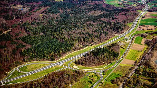 Hier wird bald Strom erzeugt: Der Lärmschutzwall südlich der B33 zwischen Markelfingen und Allensbach (auf diesem Bild rechts der ...