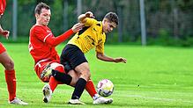 Felix Heuel (links) im Duell mit dem Gutmadinger Justin Reiser.