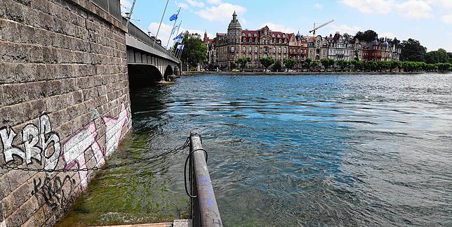 (Archivbild) Ein seitlicher Treppenabgang an der Alten Rheinbrücke am Konstanzer Trichter. Der Wasserstand reichte beinahe bis zur ...